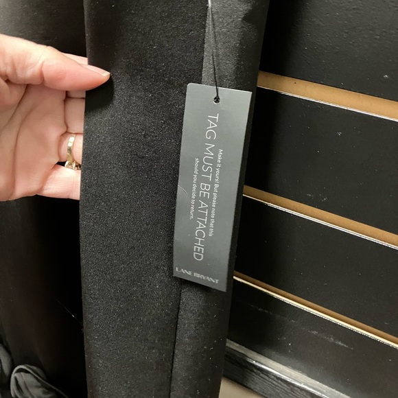 Elegant Black Sleeveless Dress - Picture 4 of 4